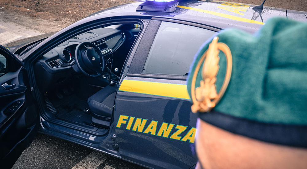 Guardia di Finanza in una associazione