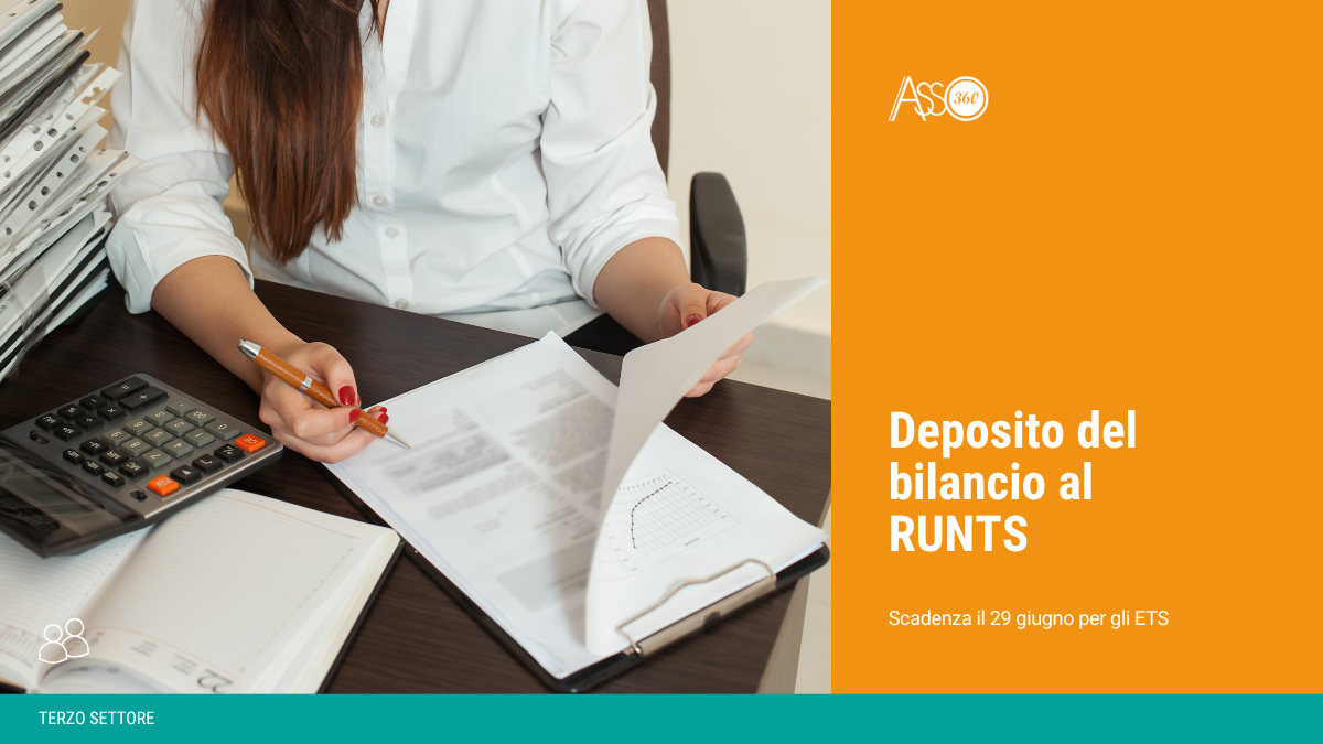 Grafica del blog di Asso360 sul deposito del bilancio al RUNTS per gli ETS, che ritrae una professionista mentre controlla i documenti contabili dell'associazione.